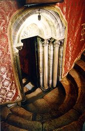 Южная лестница в пещеру Рождества. Порфировые ступени VI века, портал XII века.