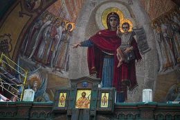 Мозаика западной апсиды «Образ Божией Матери — заступницы России в ВОВ». Ниже — Иисус с мечом