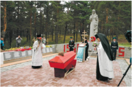 Перезахоронение воинов Великой Отечественной войны на братском кладбище города Печоры. 11 августа 2011 года