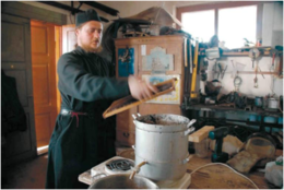 Эконом иеромонах Кронид (Калашников) в мастерской на пасеке. 2010 год