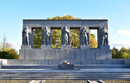 Источник https://dzen.ru/a/X4ocEVKCqXgnRyZS#izvestne_lyudi_pohoronenne_na_serafimo