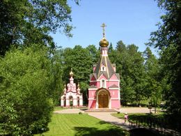 Храм-часовня прп. Давида Серпуховского (спереди) и звонница (сзади)