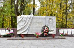 Источник https://dzen.ru/a/X4ocEVKCqXgnRyZS#izvestne_lyudi_pohoronenne_na_serafimo