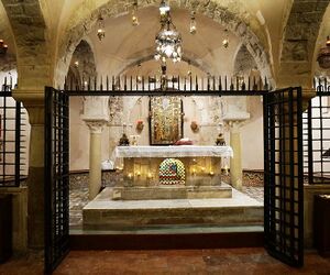 В крипте базилики святителя Николая (2).jpg