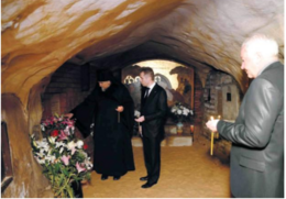 У Старого Братского кладбища в Богом зданных пещерах Псково-Печерского монастыря. 22 апреля 2011 года