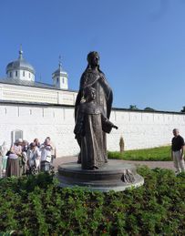 Памятник царице Евдокии Лукьяновне Стрешневой, установленный у ворот монастыря