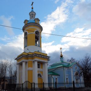 Покровский храм Петровское.jpg