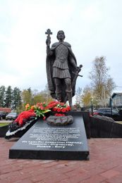 Памятник святому князю Александру Невскому у храма