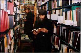 На полках монастырской библиотеки немало книг, выпущенных собственным издательством «Даниловский благовестник»