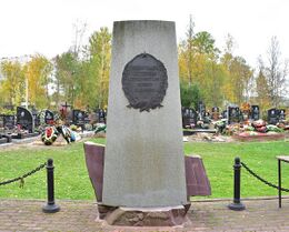 Источник https://dzen.ru/a/X4ocEVKCqXgnRyZS#izvestne_lyudi_pohoronenne_na_serafimo