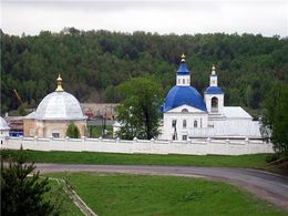 Иоанно-Введенский женский монастырь, слева - церковь Серафима Саровского до восстановления, справа - церковь Рождества Иоанна Предтечи