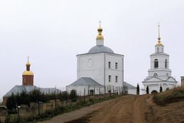 Слева направо - Сергиевская церковь, Димитриевский собор, колокольня