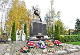 Источник https://dzen.ru/a/X4ocEVKCqXgnRyZS#izvestne_lyudi_pohoronenne_na_serafimo