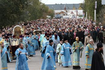 Крестный ход в Покровске в праздник Покрова Пресвятой Богородицы