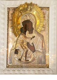 Феодоровская икона Божией Матери в медной посеребренной ризе.