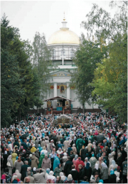 Начало крестного хода в Псково-Печерском монастыре в престольный праздник Успения Божией Матери. 28 августа 2012 года