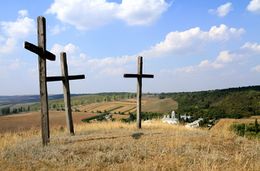 Кресты на вершине горы