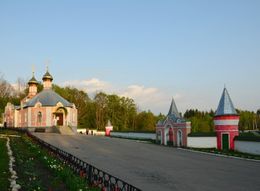 Слева - церковь Александра Невского, справа - ворота монастыря