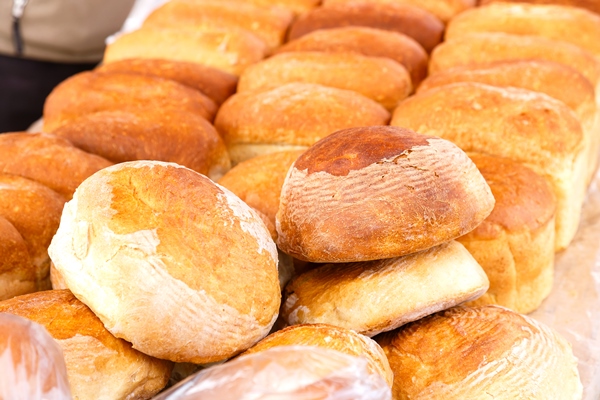 a lot of loaves of fresh rice bread on the market - О полезном домашнем хлебе