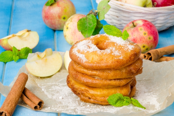apples fried in a batter with cinnamon and powdered sugar - Яблоки в кляре