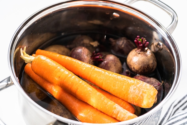 boiling vegetables in a big cooking pot to make a vinaigrette salad - Овощи, бобовые, грибы: полезные советы