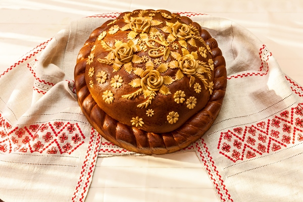 bread lies on embroidery loaf wedding cake - О полезном домашнем хлебе