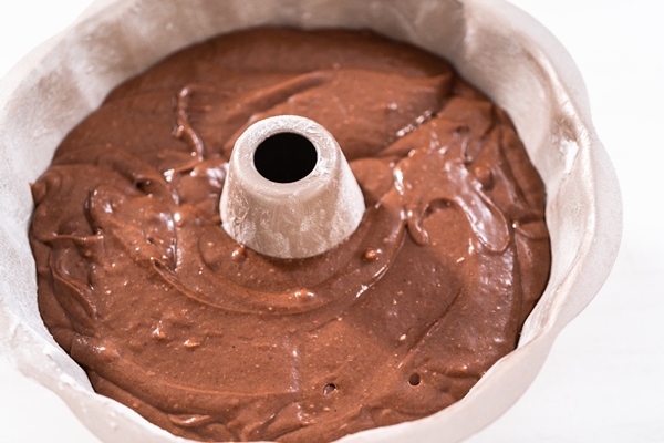chocolate cake batter in a metal bundt cake pan ready for baking - Медовая коврижка