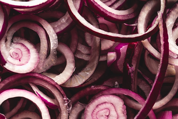 close up of sliced red onion intended as a background image - Овощи, бобовые, грибы: полезные советы