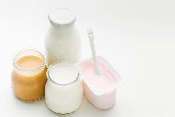 close up organic milk with fresh yogurt - Домашний йогурт