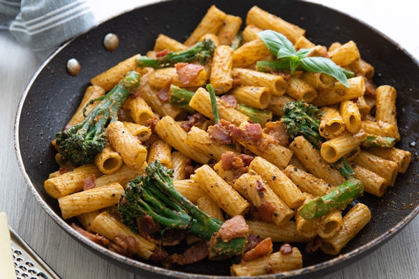 closeup shot of the freshly made delicious pasta in the pan - Крупяные и макаронные изделия: полезные советы
