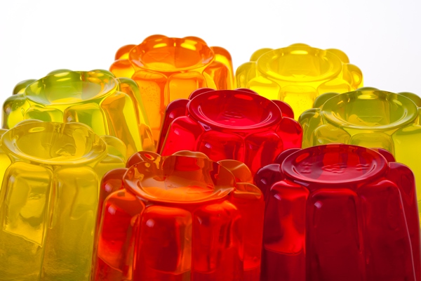 colored fruit jelly on white background - Правила приготовления фруктового желе