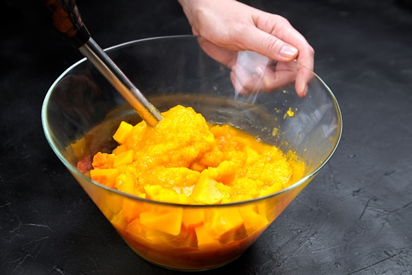 cooking vegetable pumpkin puree in bowl with blender - Закуска из хлеба и тыквы