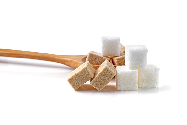 cubes of sugar cane brown and white isolated on white background - Маленькие хитрости приготовления пищи
