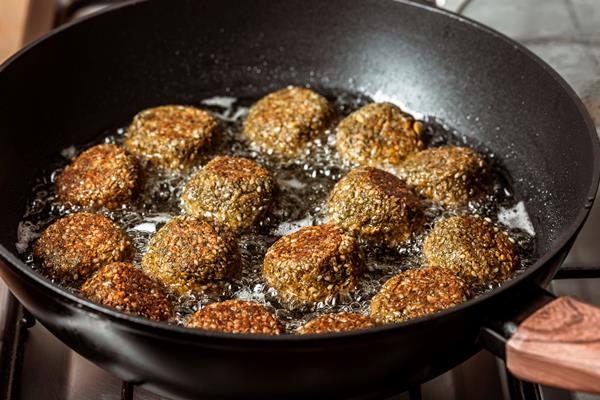 delicious falafel frying in pan high angle - Фалафель