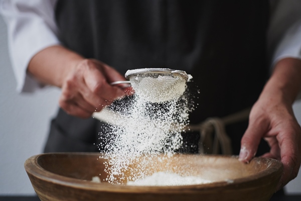 female hands sifting flour to bowl - Изделия из теста: полезные советы
