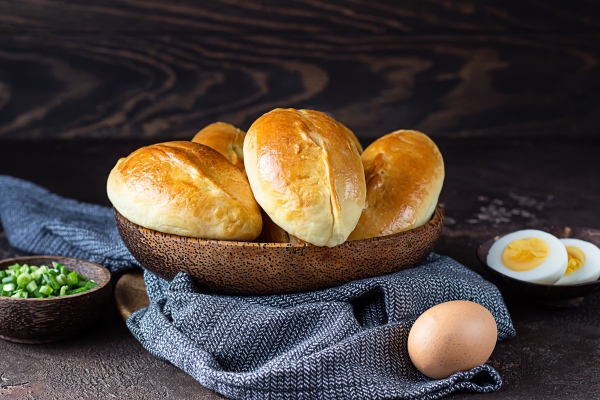 fresh baked patties with egg and green onion stuffing traditional russian pirozhki - Изделия из теста: полезные советы
