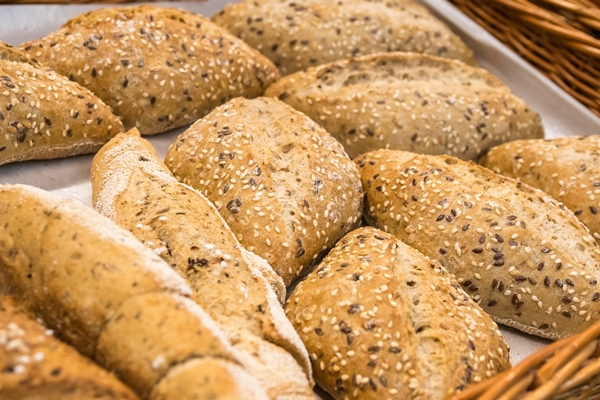 fresh bread on the shelves in bakery food - Как лучше сохранить продукты?