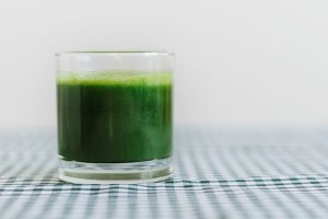 fresh green celery smoothie in glass - Чем полезен кресс-салат