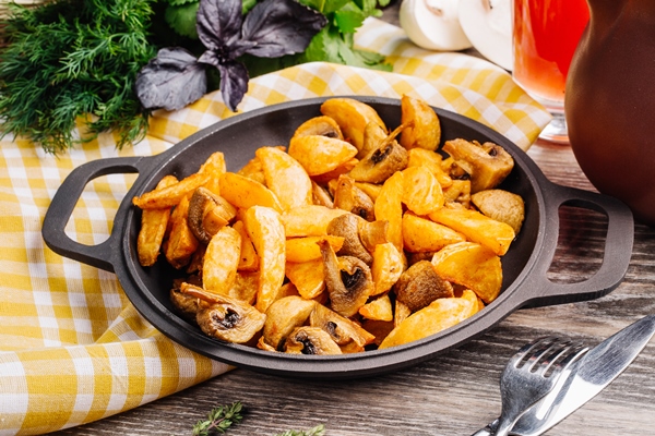 fried potato with mushrooms and herbs 3 - Овощи, бобовые, грибы: полезные советы