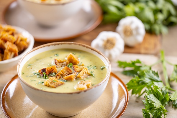 garlic cream soup with bread croutons and flavored with copped celery leaves - Русский хлебный суп