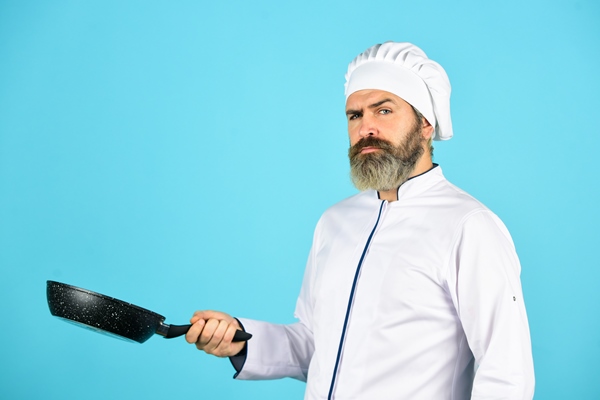 healthy food man hold pan frying meal bearded chef preparing breakfast frying without oil professional kitchenware teflon might be toxic nonstick pan for frying enameled cooking vessels - Запеканки в духовке: правила приготовления