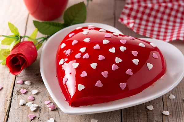 heart shaped cake for valentine s day or mother s day on wooden table - Правила приготовления фруктового желе