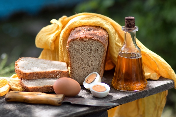 homemade fresh bread bottle with sunflower oil and eggs on an old wooden board - Маленькие хитрости приготовления пищи