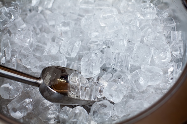 ice cubes in a bucket ice shovel ice scoop on the ice cubes background top view with copy space and - Домашнее мороженое