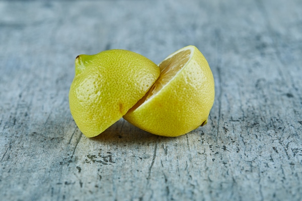 juicy half cut yellow lemon on marble surface - Как лучше сохранить продукты?