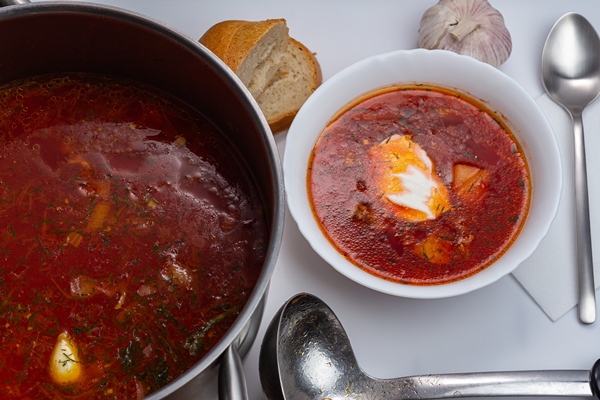 national food on white background freshly prepared russian borscht in saucepan and in white bowl - Маленькие хитрости приготовления пищи