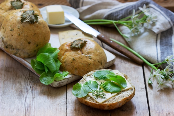 nettle buns served with butter cheese and greens rustic style - Как употреблять блюда из крапивы?