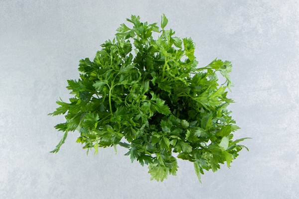 parsley in the white bucket on the marble - Маленькие хитрости приготовления пищи