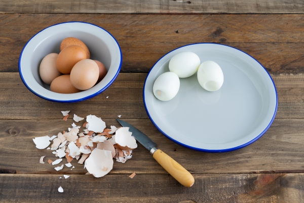 peeled boiled eggs on a white plate wooden surface copy space egg shell - Яичные «Птенчики»