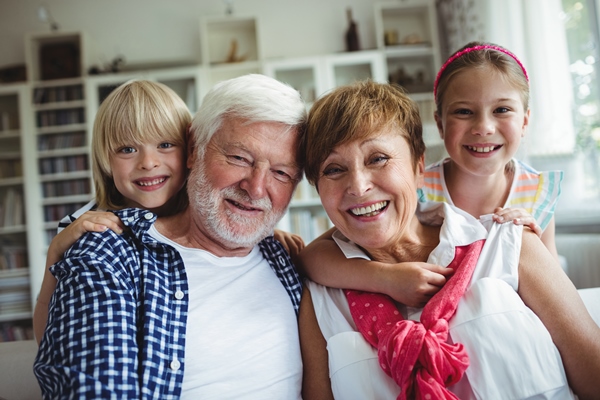 portrait of grandparents smiling with their grandchildren - Польза варенья. Старинные рецепты полезного варенья